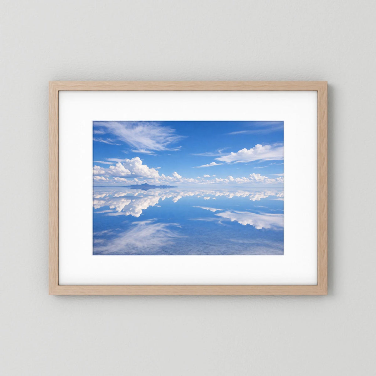 Poster mit Himmels-Wolkenlandschaft im hellen Holzrahmen, Querformat