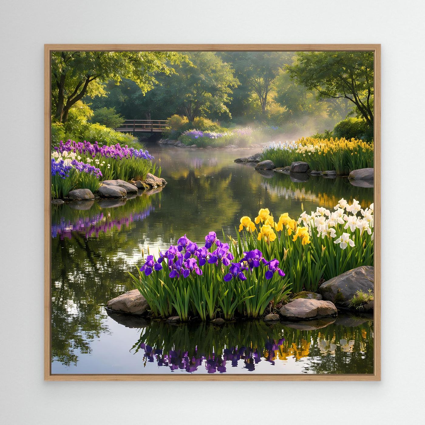 Leinwandbild im Eichenrahmen mit Irisgarten am Teich, lila, gelbe und weiße Blüten, Steine.