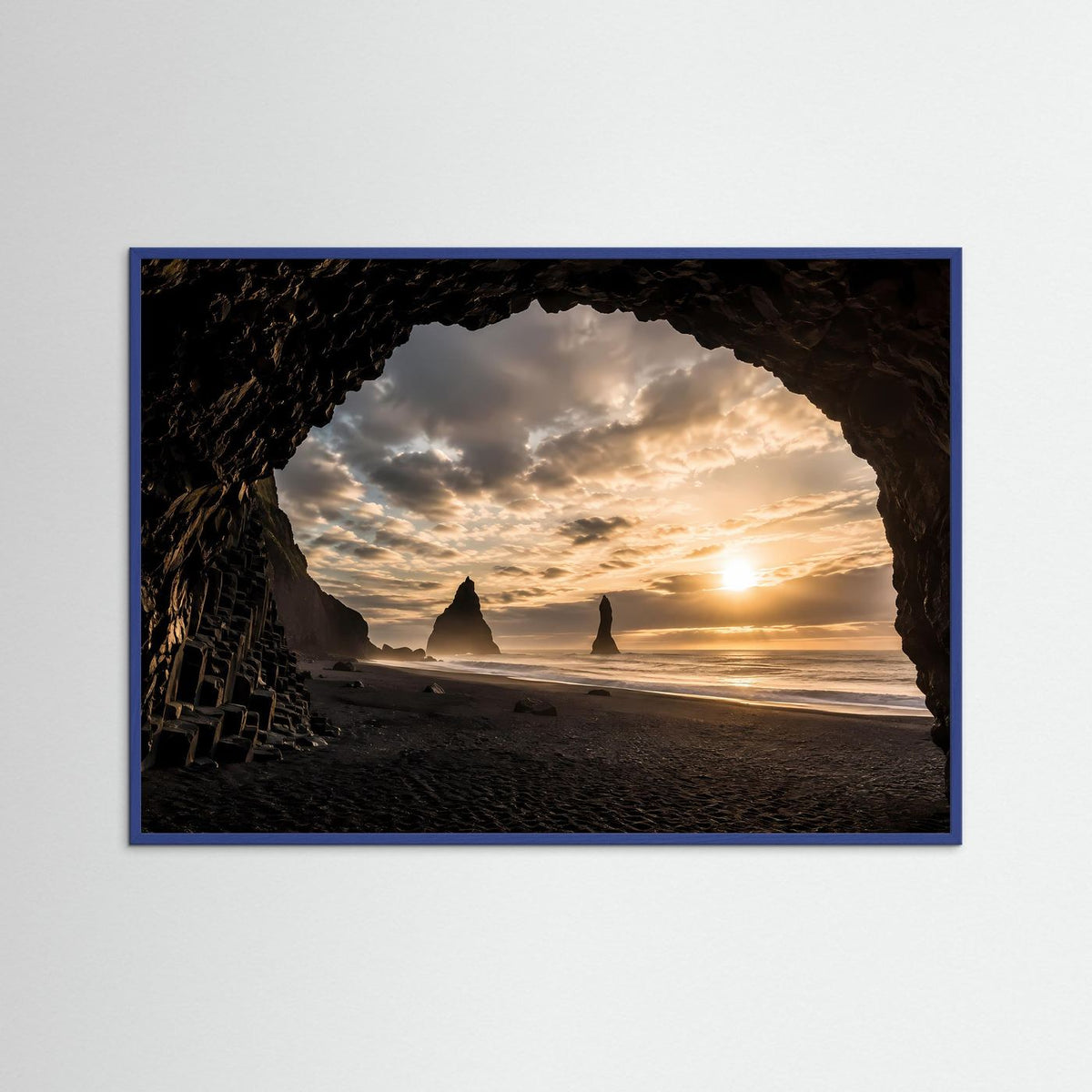 Horizontales Poster mit Meeresküste und Felsenhöhle am schwarzen Strand im blauem Rahmen