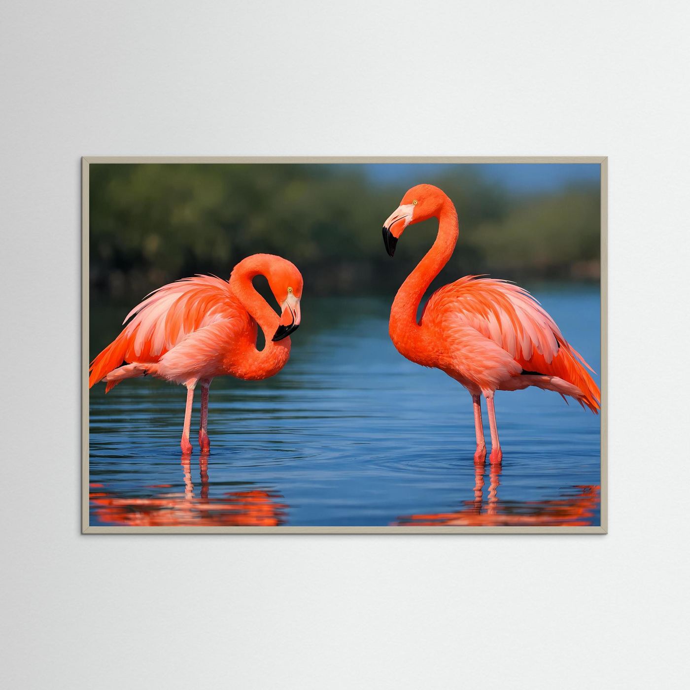 Querformat-Poster mit zwei rosafarbenen Flamingos am Wasser, grauer Rahmen