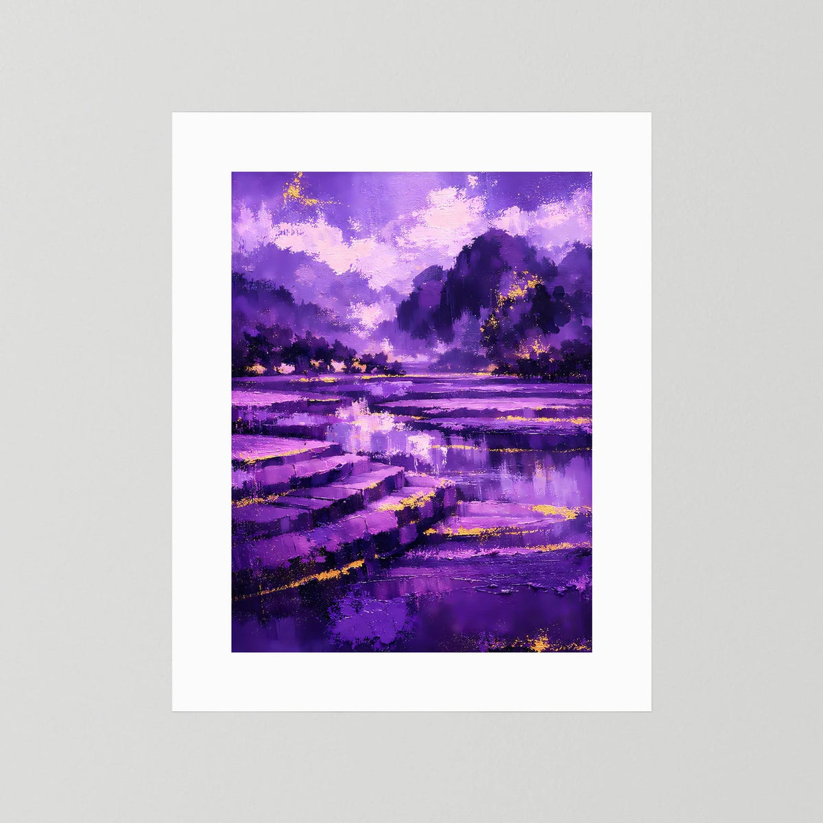 Hochformat-Poster im weißen Passepartout: abstrakte violette Bergwelt und See mit goldenen Lichtakzenten.