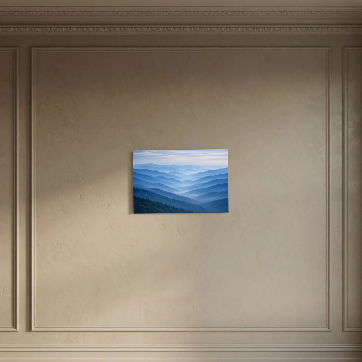 Wandbild im Querformat mit nebligen Bergzügen und atmosphärischem Blau
