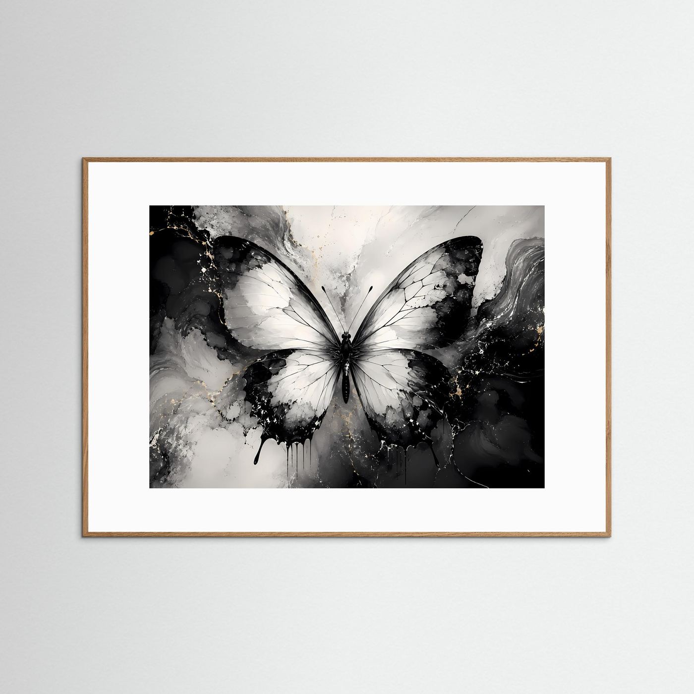 Gerahmtes Wandbild mit abstraktem Schwarzweiß-Schmetterling im Eichenrahmen