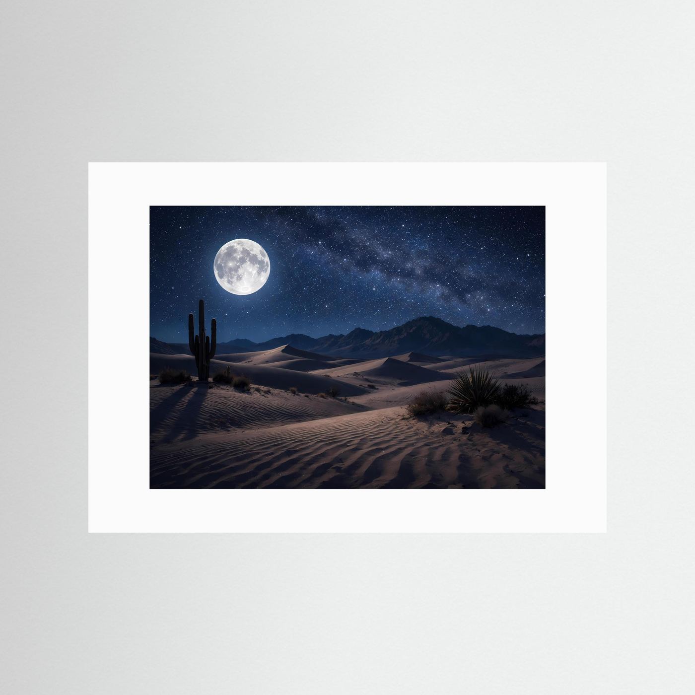 Poster im Querformat mit weißem Passepartout: Mond, Sterne und Wüsten-Dünen