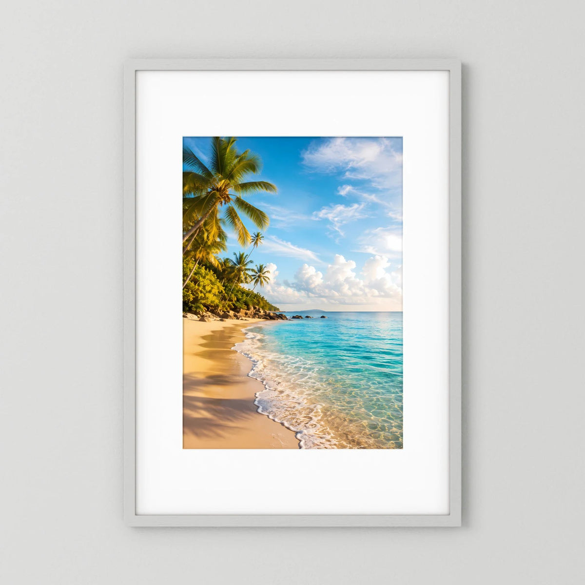 Hochformatiges Poster mit tropischem Strand, Palmen und türkisblauem Meer im Bildrahmen.