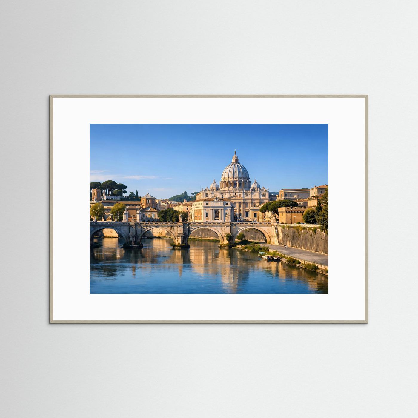 Gerahmtes Poster im Querformat mit Petersdom, Fluss und Bogenbrücke unter klarem Himmel