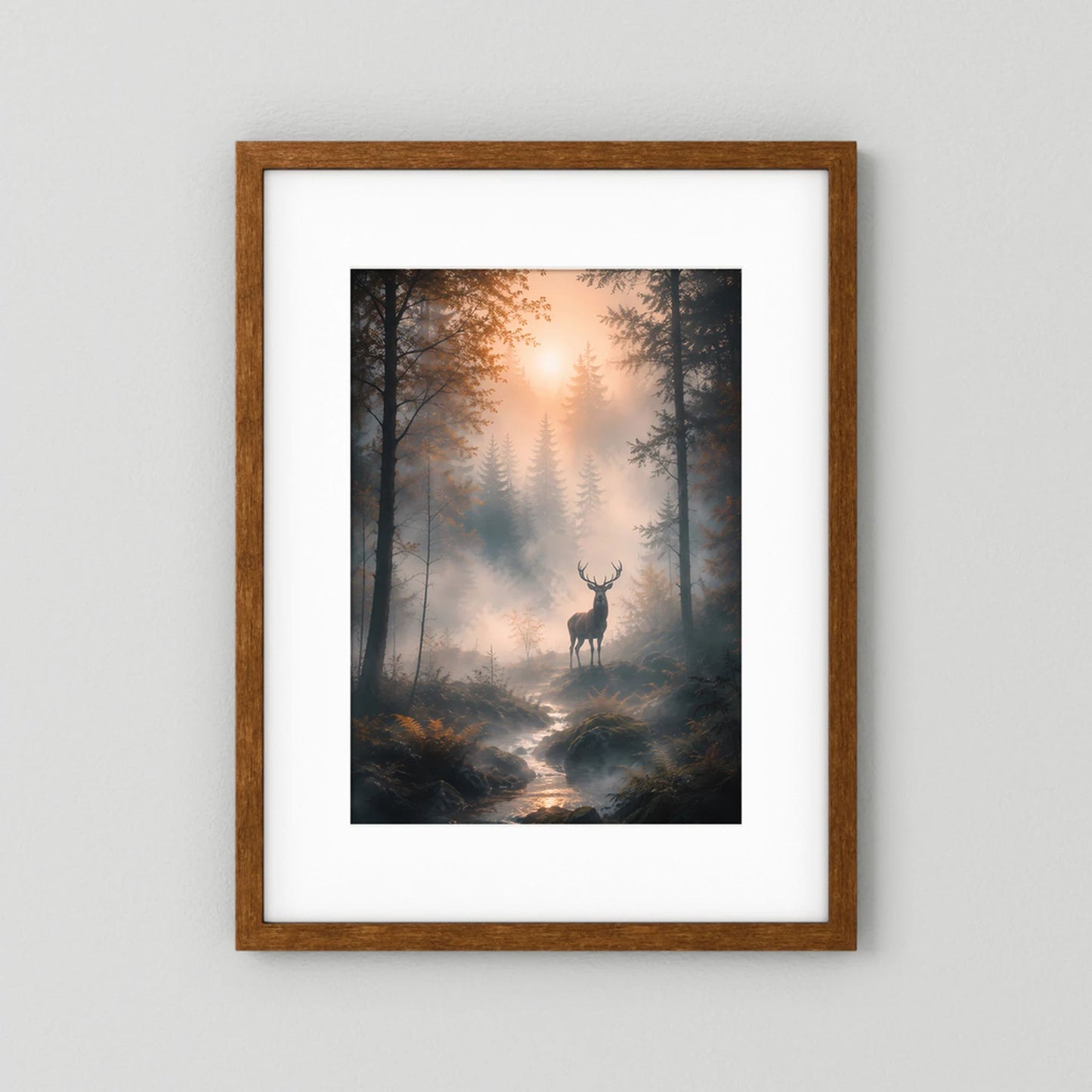 Kunstposter im Hochformat: Hirsch im Nebelwald bei Sonnenaufgang, Waldweg und Bachlauf, brauner Holzrahmen