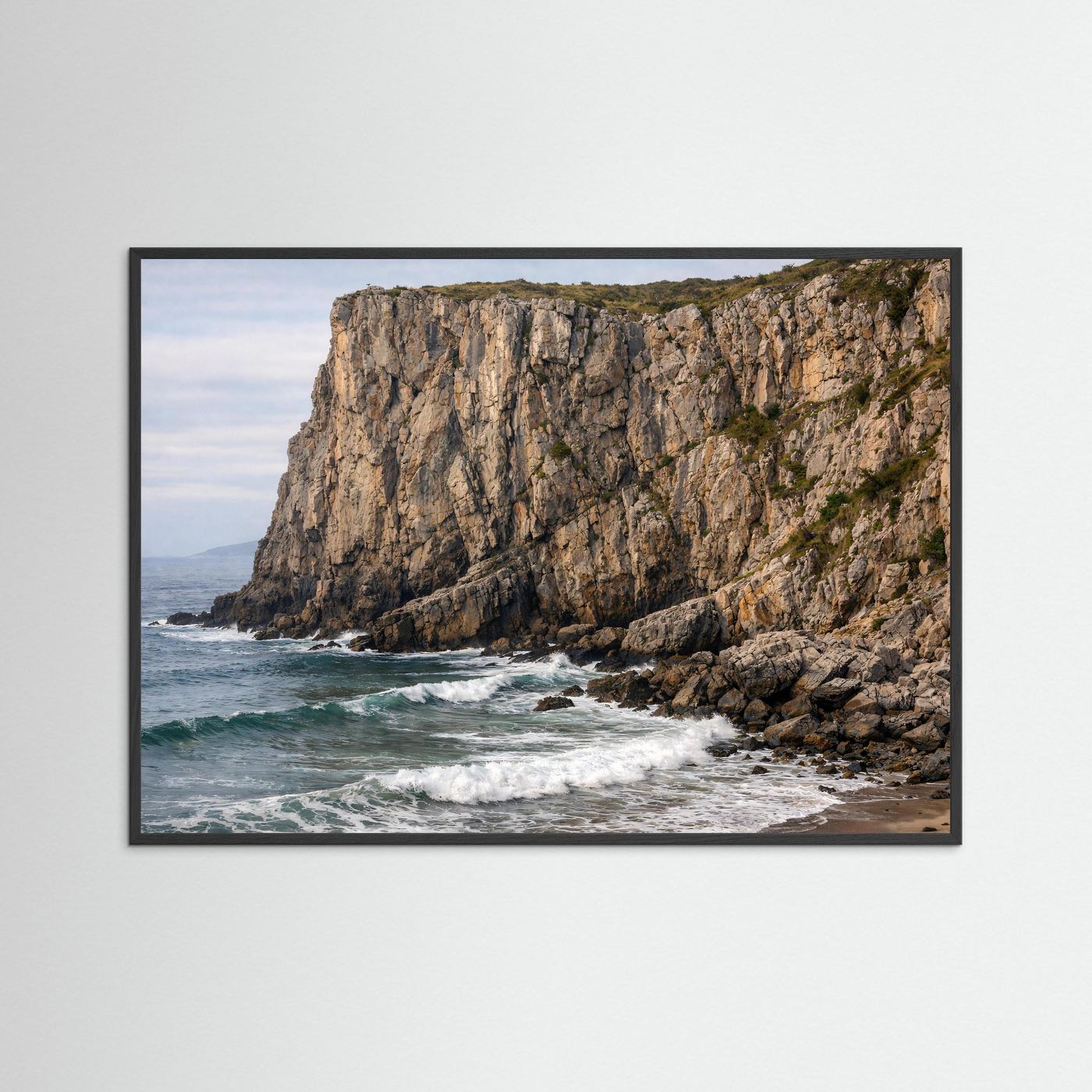 Querformat-Poster mit Steilküste und Felsen am Meer im schwarzen Holzrahmen
