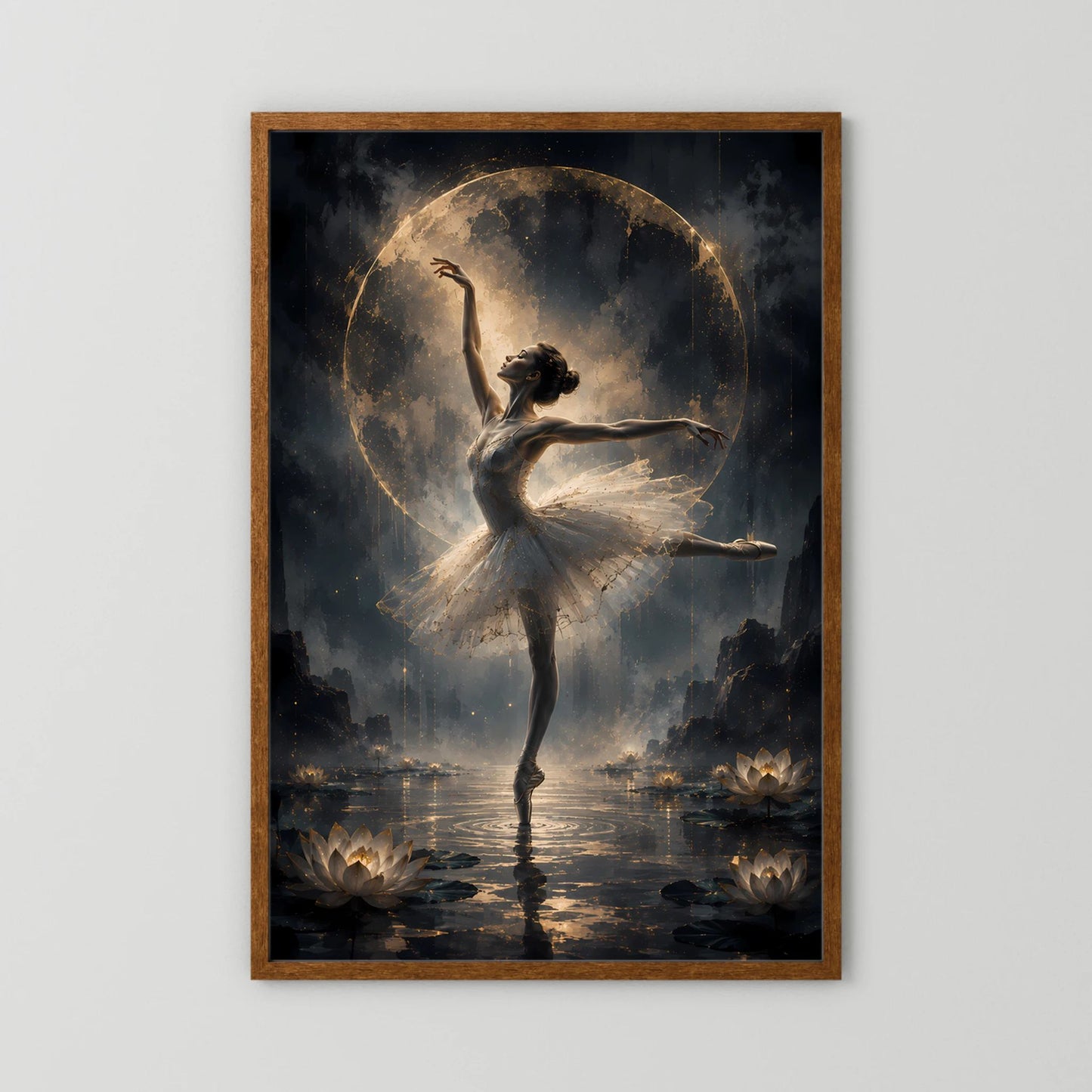 Hochformat-Poster: Ballerina im Tanz, dunkler Hintergrund mit goldenem Lichtkreis, Holzrahmen