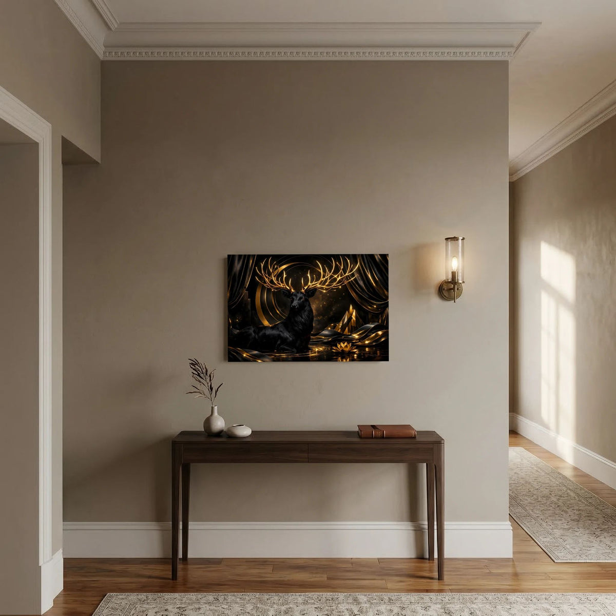 Wandbild mit schwarzem Hirsch und goldenen Geweihlinien im abstrakten Muster