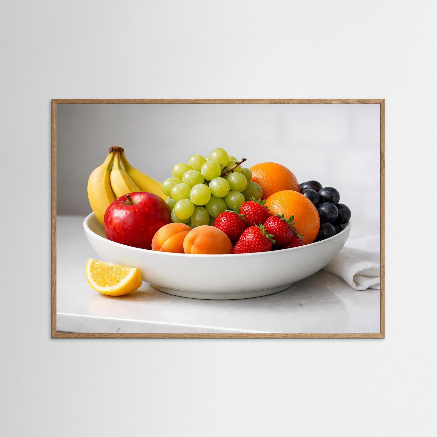 Obststillleben-Poster im Querformat: weiße Schüssel mit Früchten, dunkler Eichenrahmen.
