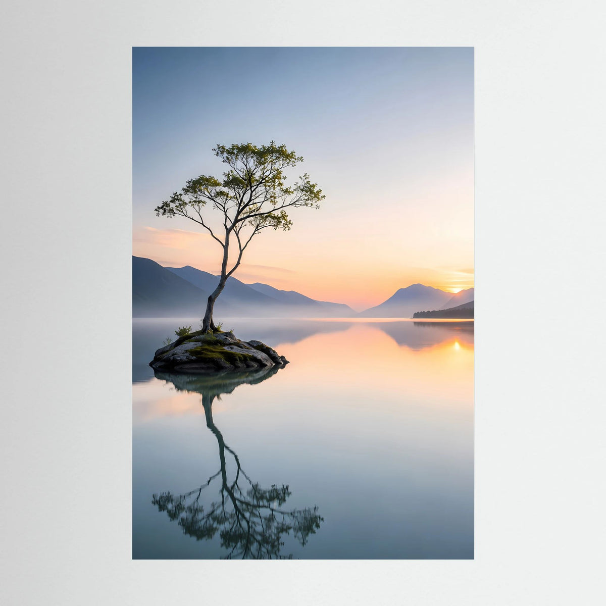 Poster im Hochformat mit einsamem Baum auf Felsen im spiegelnden Bergsee bei Sonnenuntergang