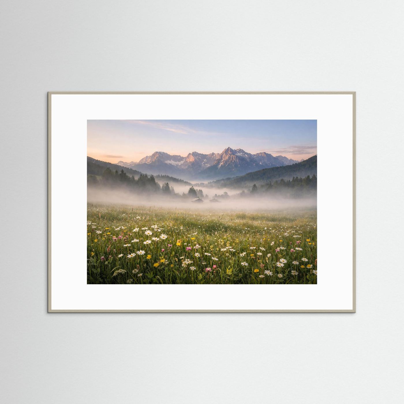 Naturposter mit Bergpanorama über Nebelwiese und Blumen im grauen Holzrahmen