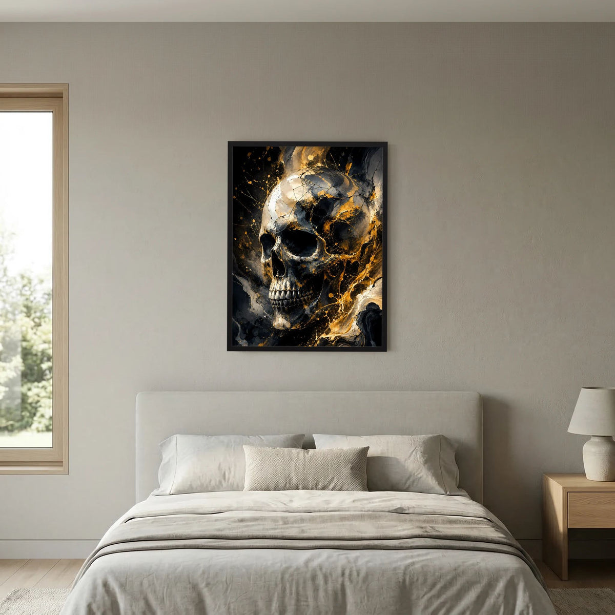 Hochformatposter mit Totenkopf in Schwarz und Gold, im schwarzen Rahmen