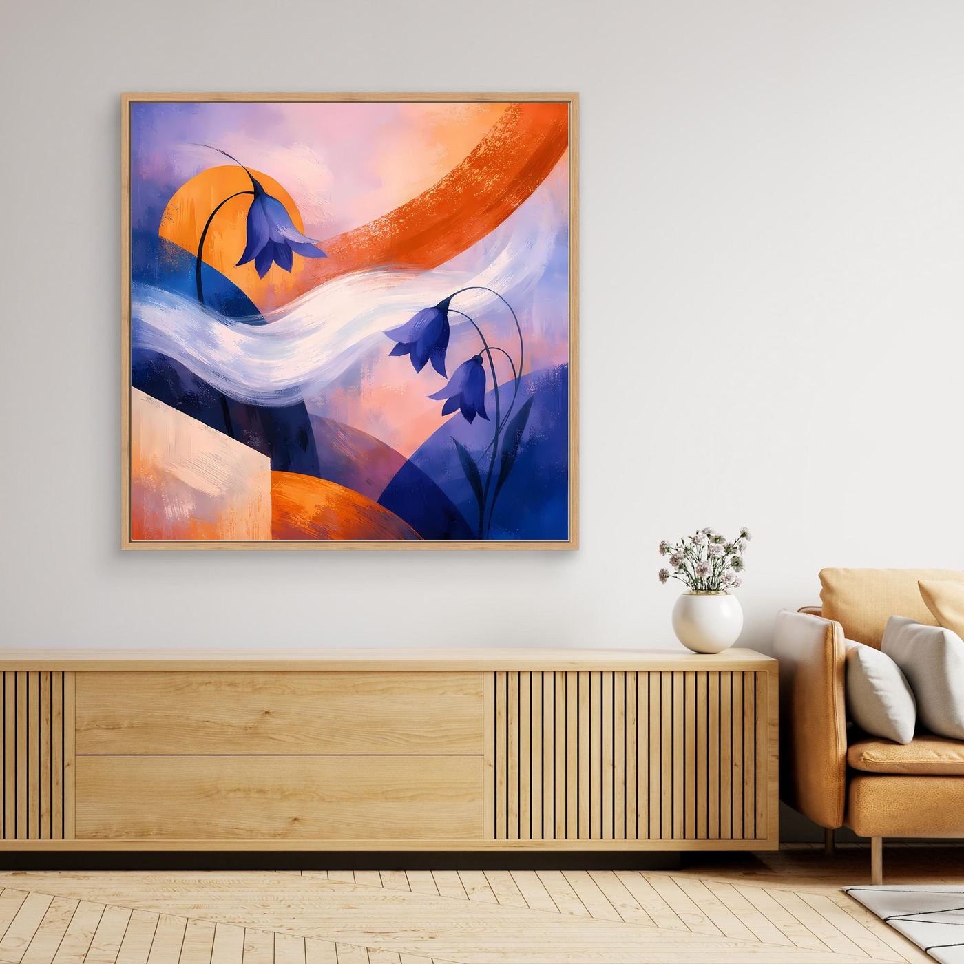 Quadratisches Leinwandbild mit blauen Blütenlinien und orangefarbenem Bogen über blauem Hintergrund