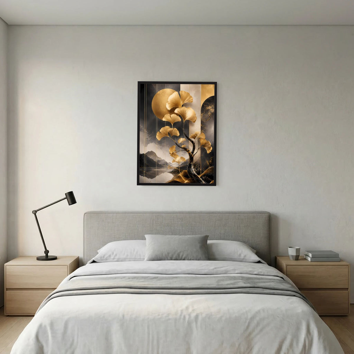 Vertikales Poster mit goldenem Ginkgobaum und Wolken über Bergsee, schwarzer Rahmen