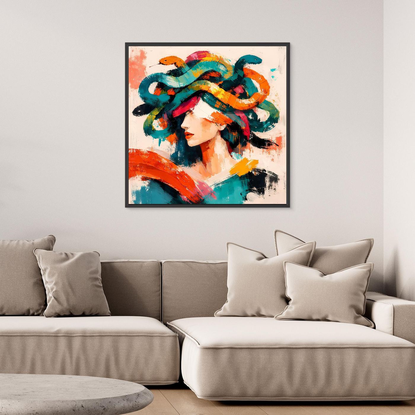 Wandbild mit Medusa-Porträt im Pop-Art-Stil, bunte Haare, schwarzer Rahmen