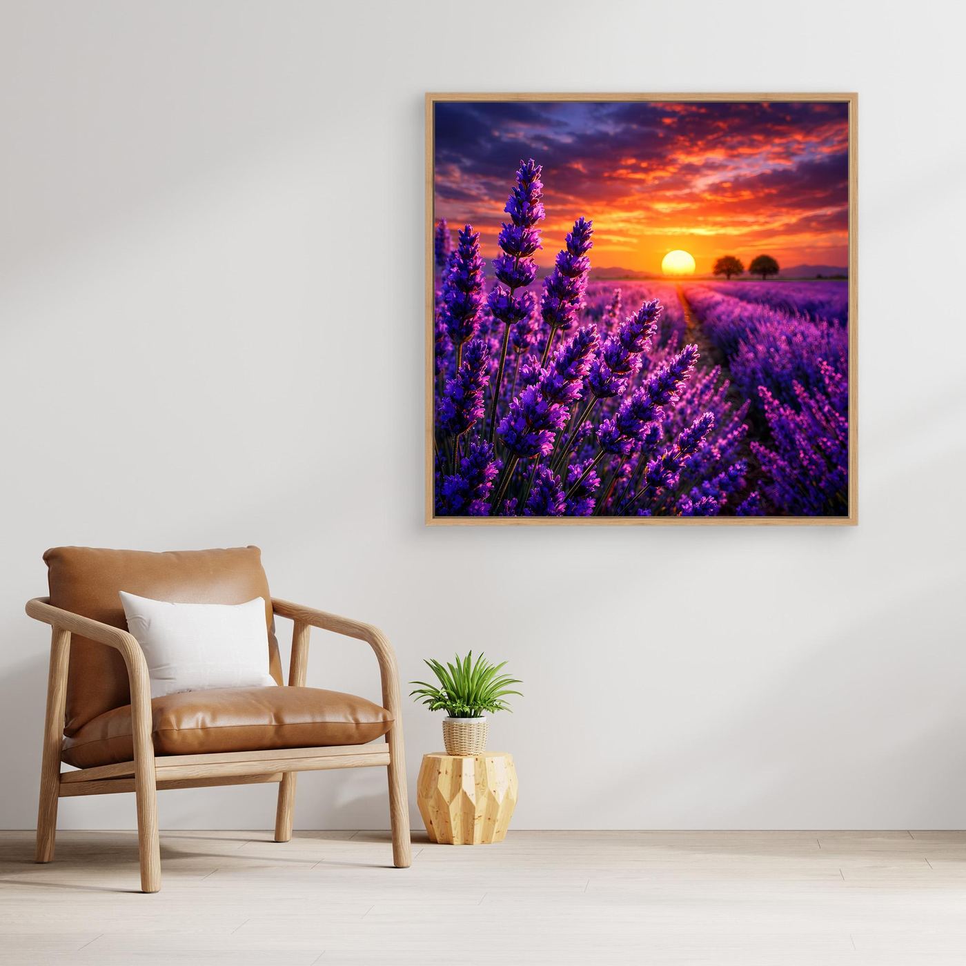 Wandbild Lavendelfeld im Sonnenuntergang mit schmalem Holzrahmen.