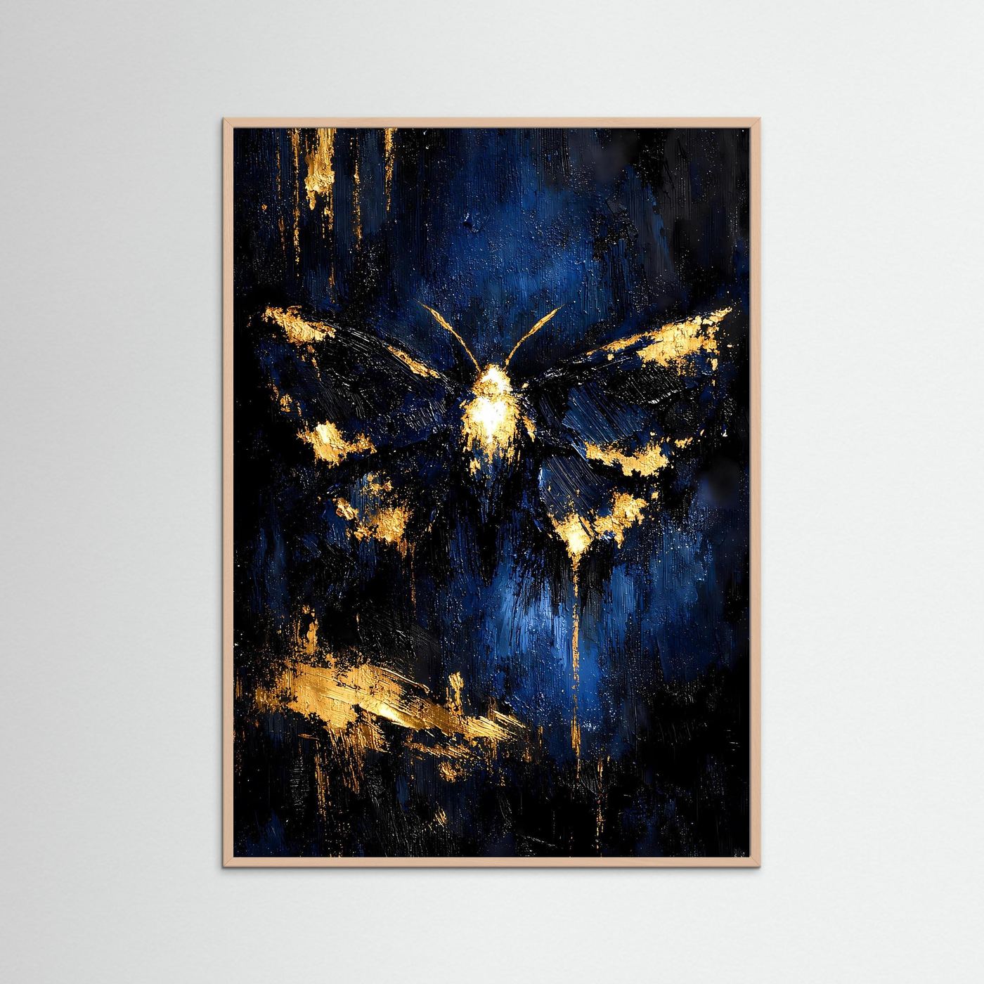 Schmetterling-Poster mit hellem Rahmen, blau-schwarzer Hintergrund und goldene Flügel
