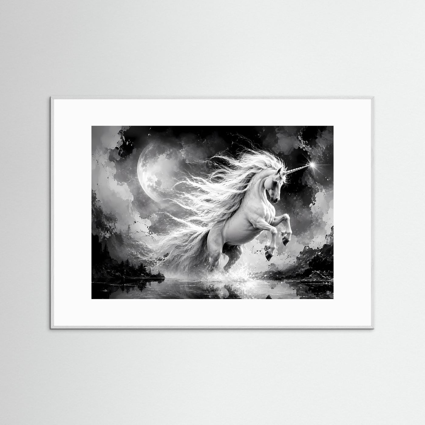 Wandkunst mit Einhorn vor Mond und Wolken, Schwarzweiß, grauer Rahmen