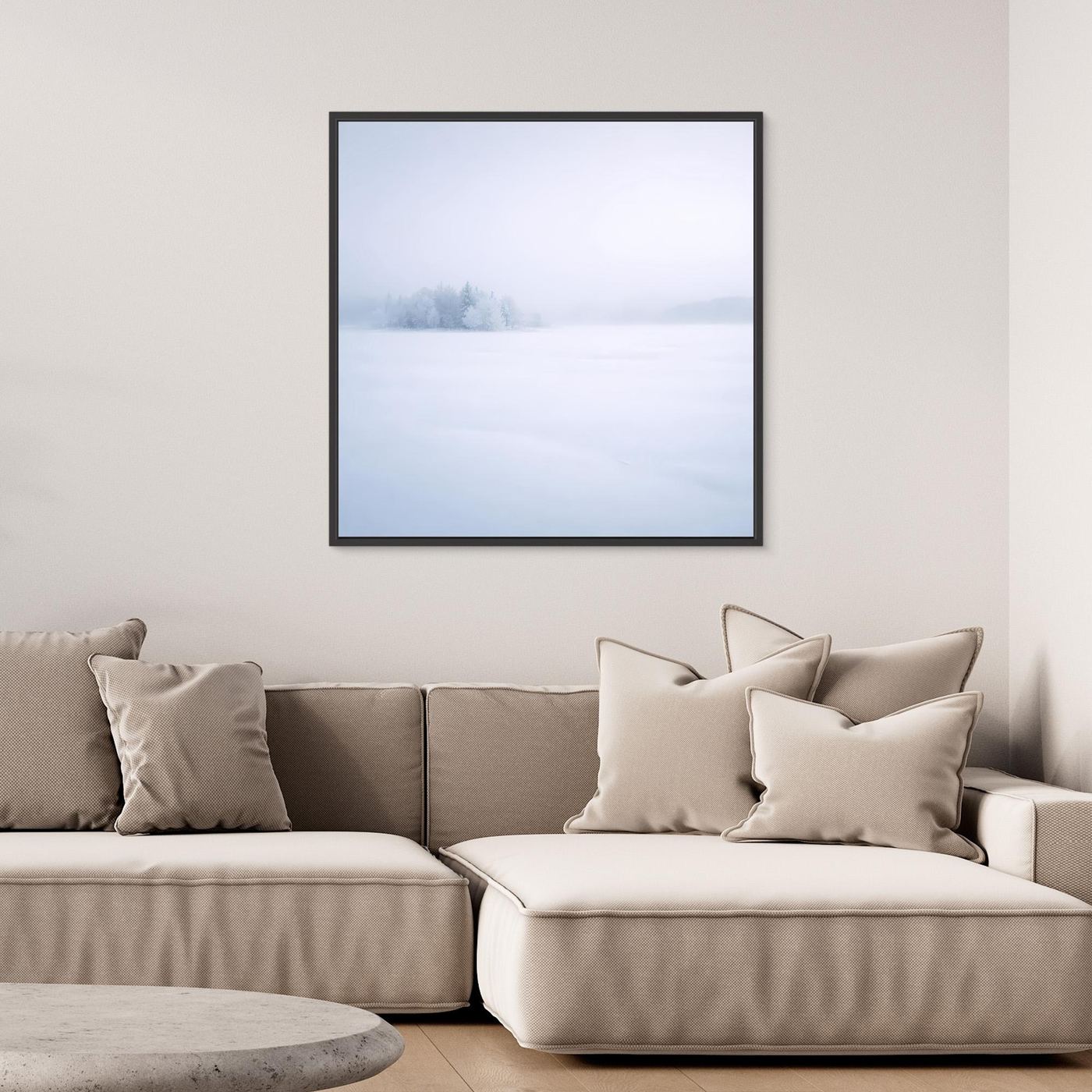 Leinwandbild Wintersee im Nebel mit schwarzem Rahmen, verschneite Landschaft