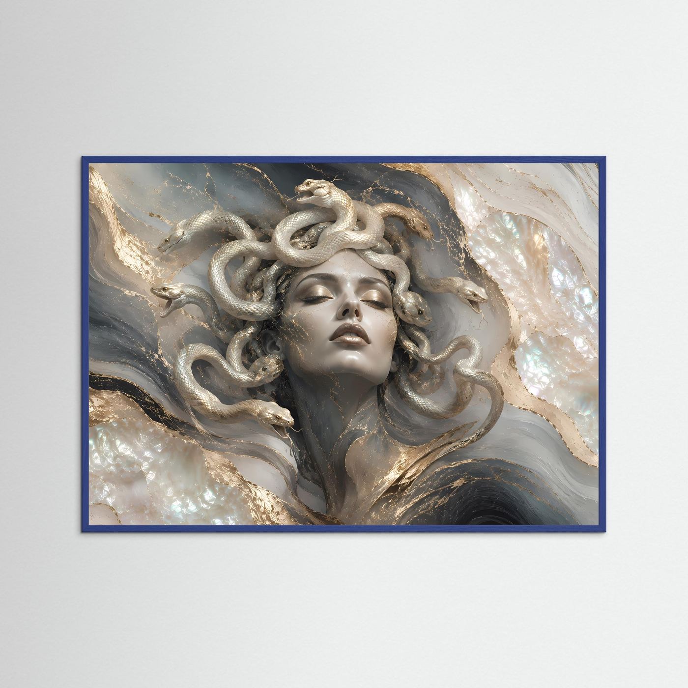 Querformat-Poster mit Medusa-Frauenfigur, silbernen Schlangen und Goldakzenten im blauen Rahmen