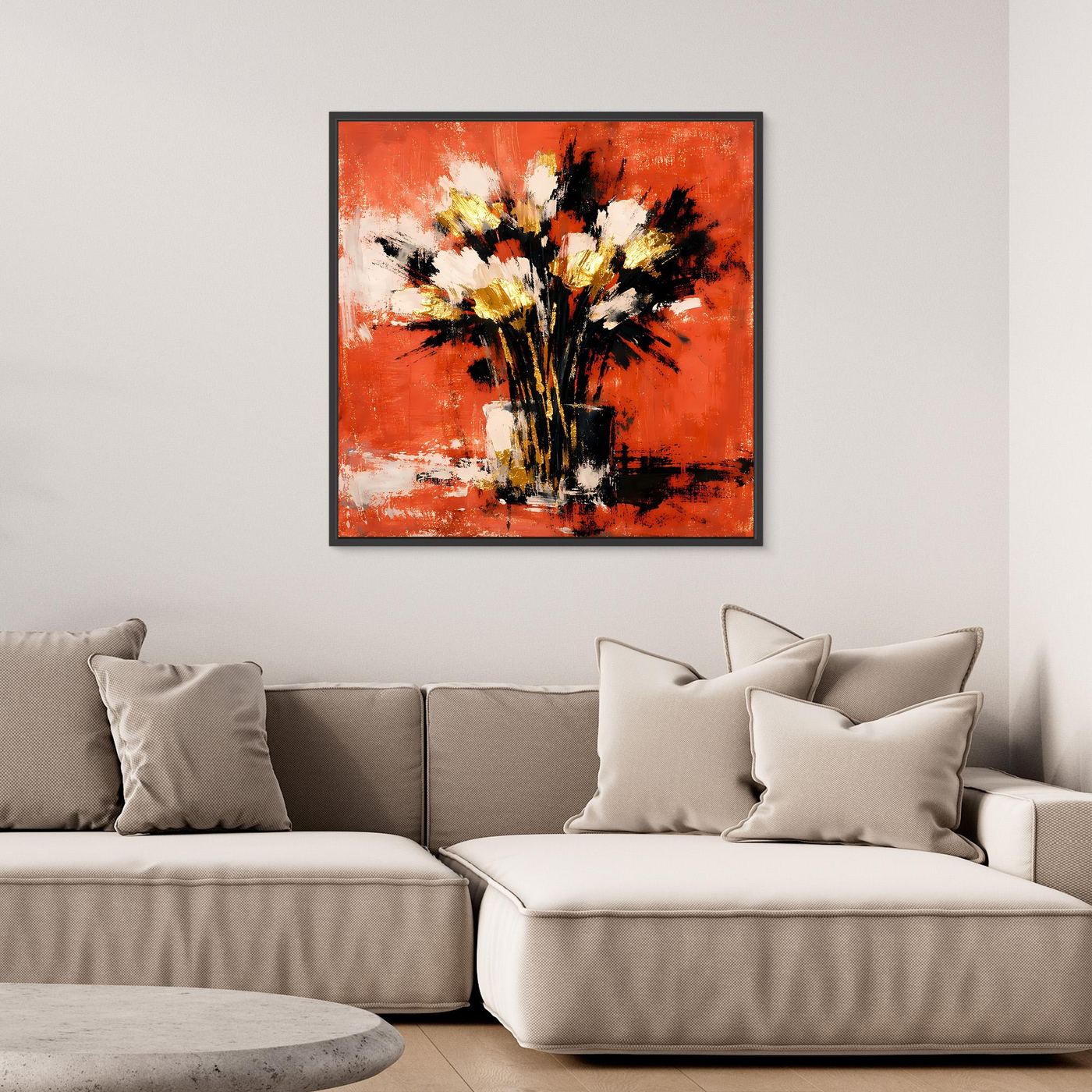 Abstraktes Blumenstrauß-Wandbild mit dunklem Rahmen: orange-roter Hintergrund, schwarze Pinselstriche.