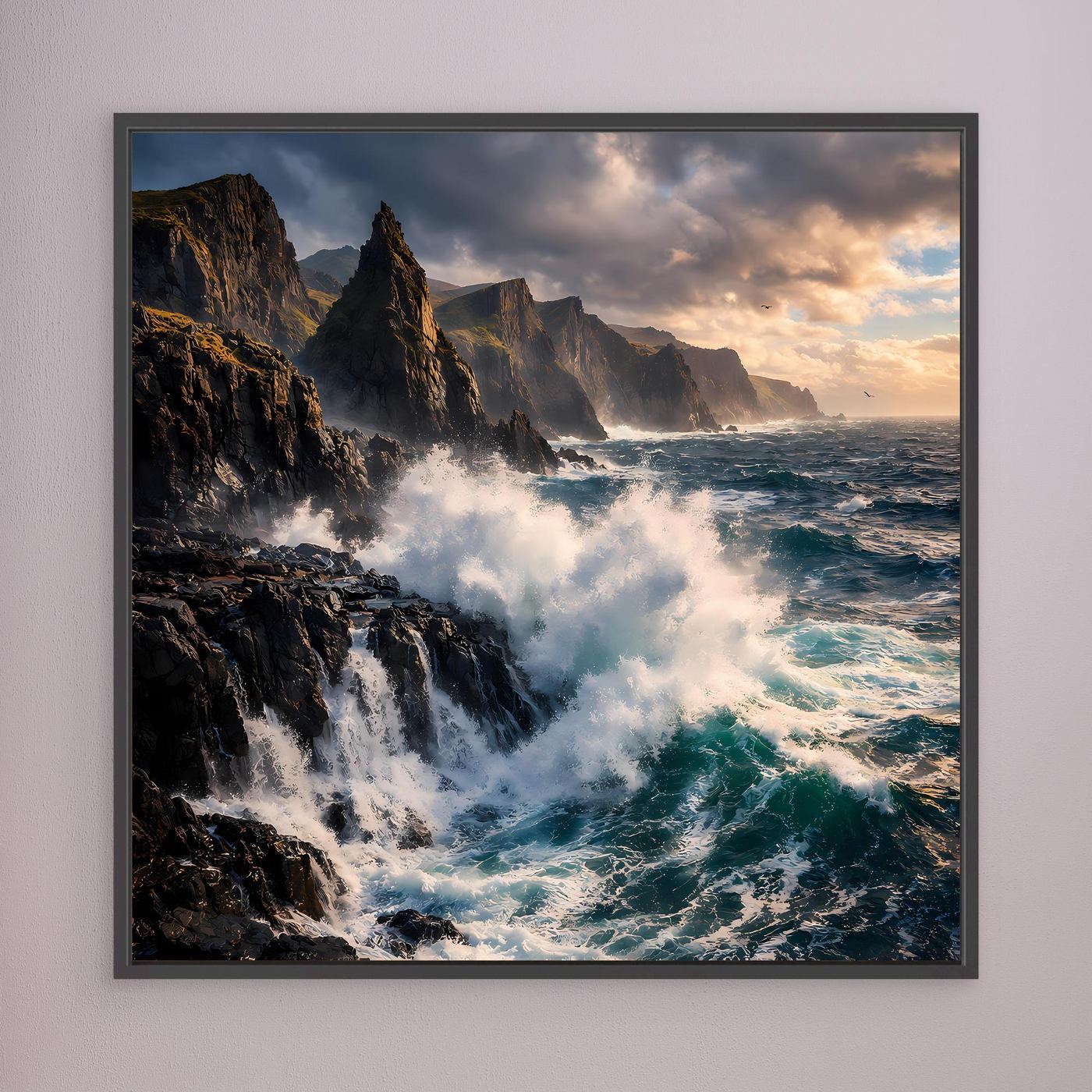 Leinwandbild mit schwarzem Rahmen: wilde Brandung, grünes Wasser und dunkle Felswände am Strand.