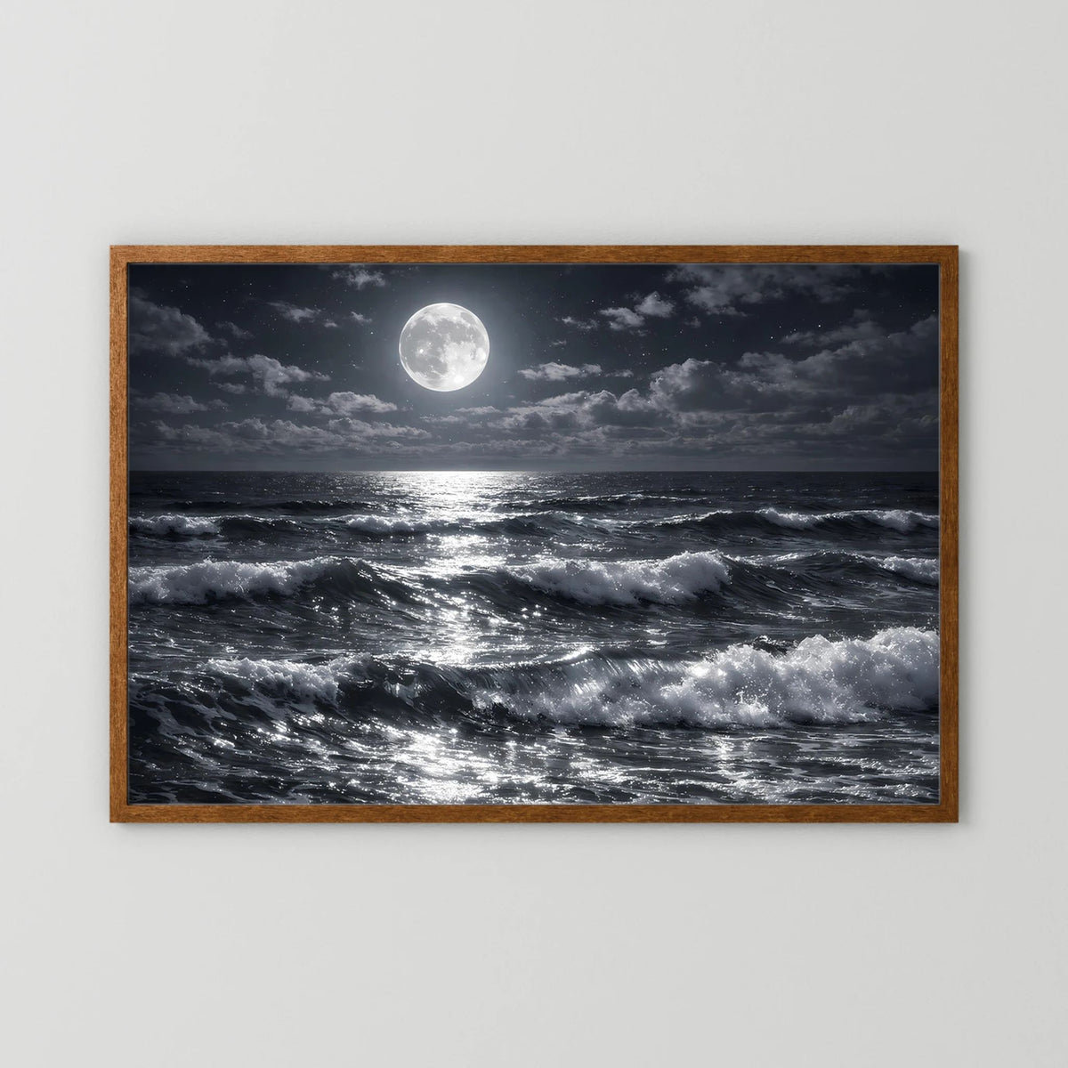 Wandbild mit Vollmond über dem Meer und Wellen, Querformat mit hellem Holzrahmen