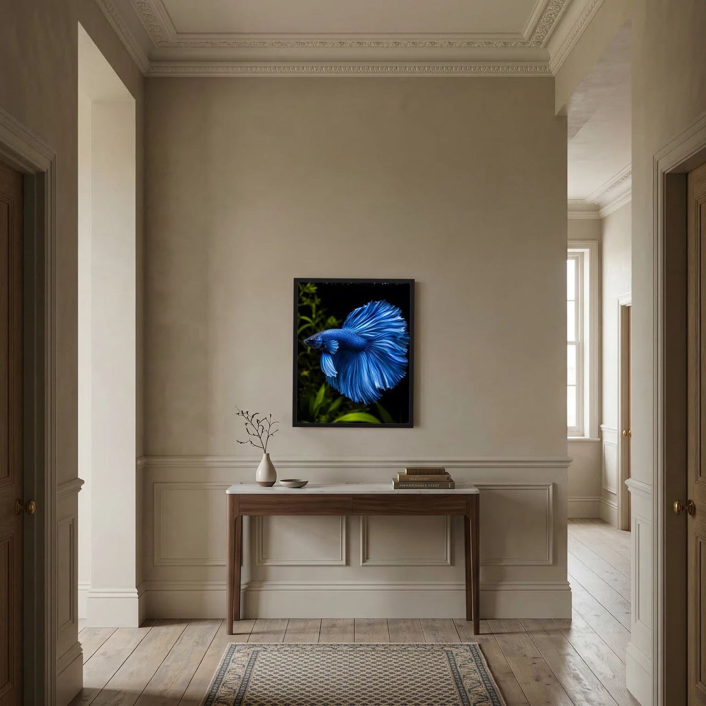 Wandposter im schwarzen Rahmen mit blauem Betta-Kampffisch, an Paneelwand, Hochformat