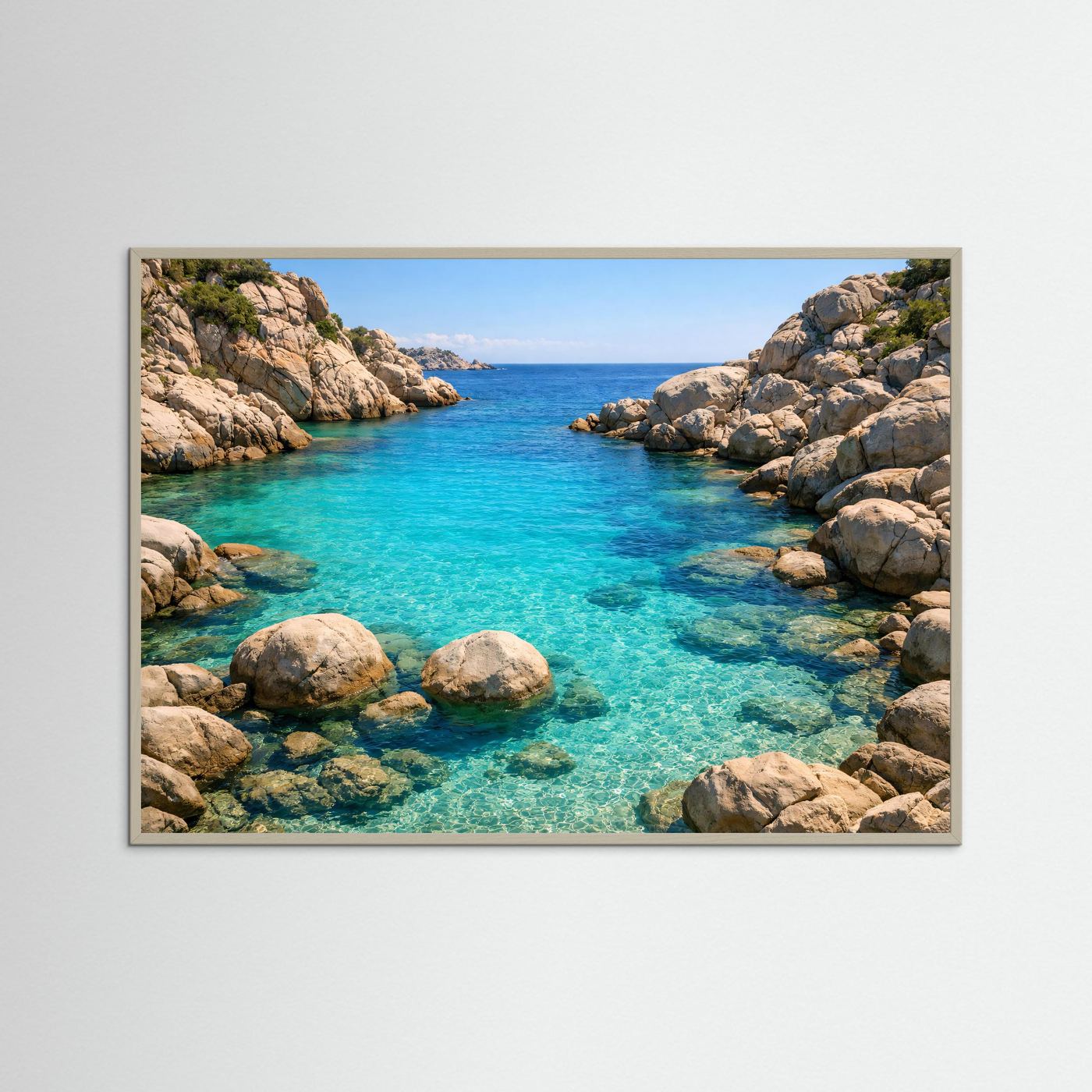 Panorama-Poster mit grauem Holzrahmen: türkises Meer und Felsbuchten, querformat