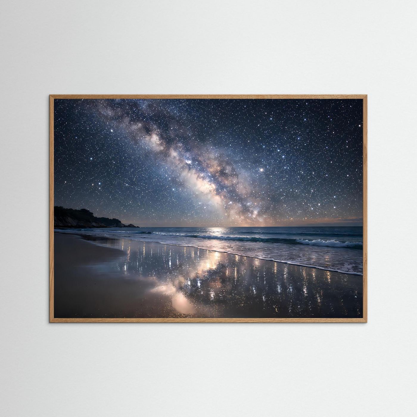 Poster Querformat: Milchstraße über Meeresstrand, spiegelnde Wasseroberfläche, brauner Rahmen