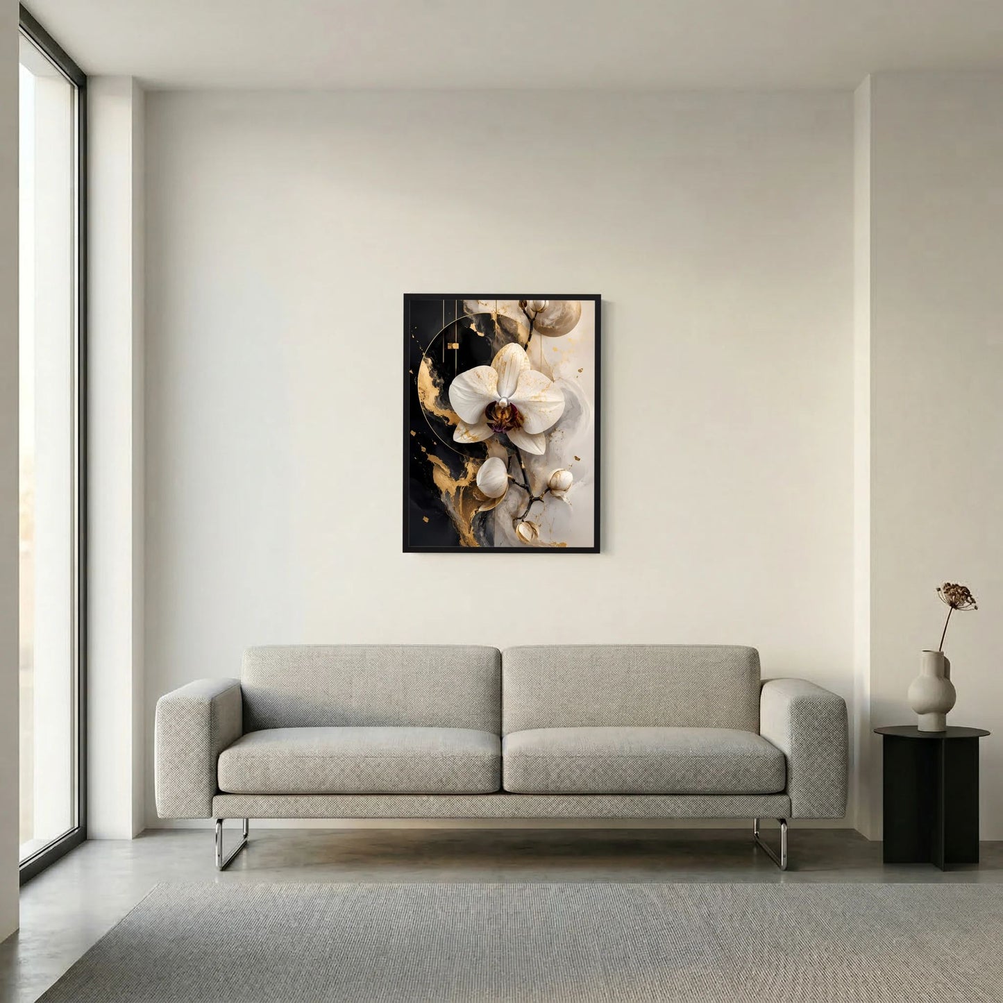 Gerahmter hochformatiger Kunstdruck mit weißer Orchidee auf schwarzem und goldfarbenem Muster