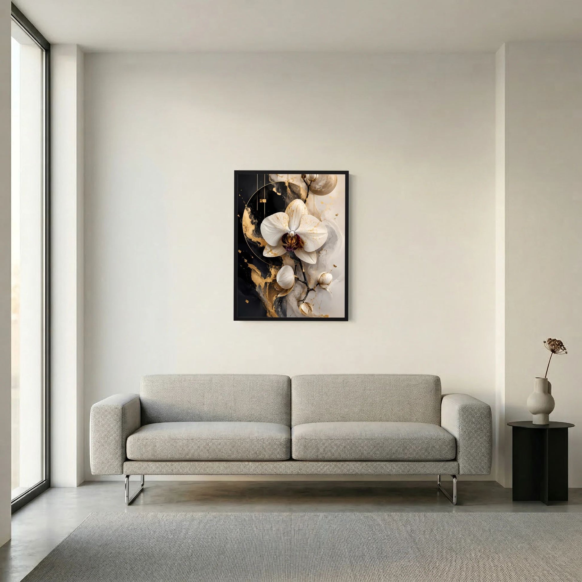 Gerahmter hochformatiger Kunstdruck mit weißer Orchidee auf schwarzem und goldfarbenem Muster