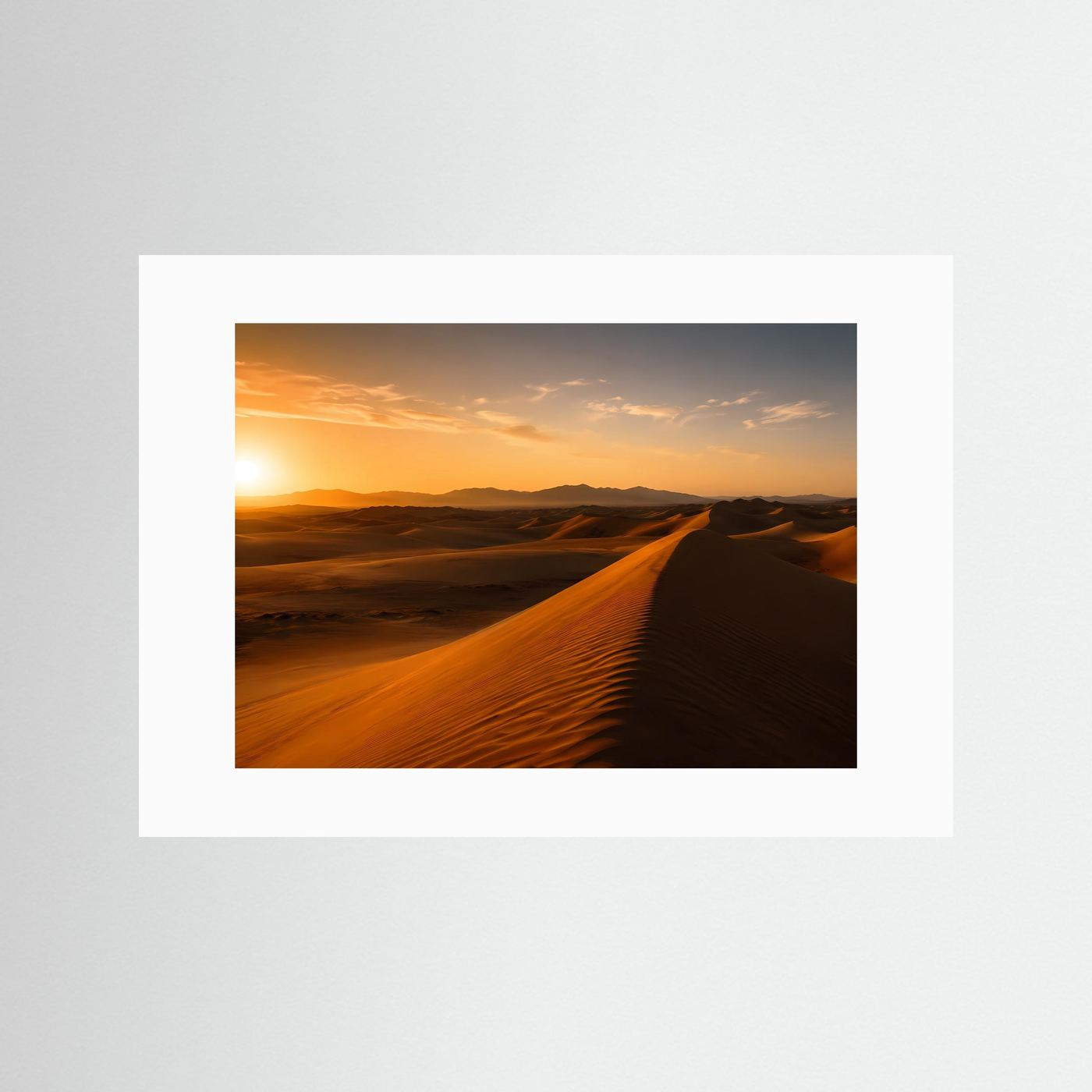 Poster im Querformat mit Sanddünen bei Sonnenuntergang, weiß hinterlegt und ohne Rahmen