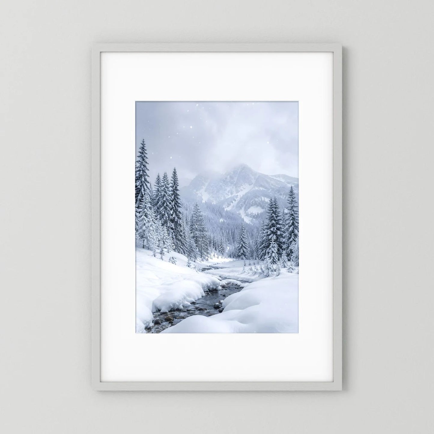 Gerahmtes Winterlandschafts-Poster: verschneite Berge und Tannen, im Schnee
