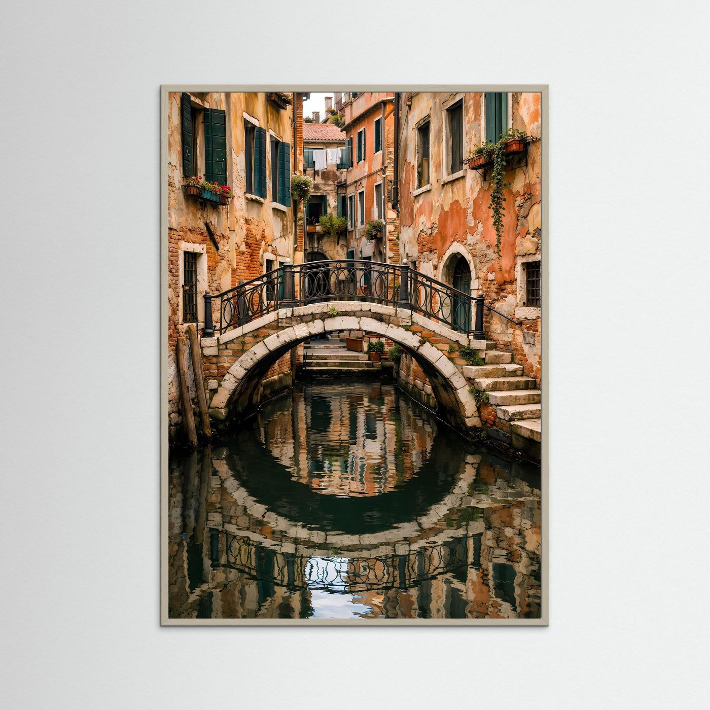 Poster mit venezianischer Steinbrücke über Kanal, Wasserspiegelung in hellem Holzrahmen