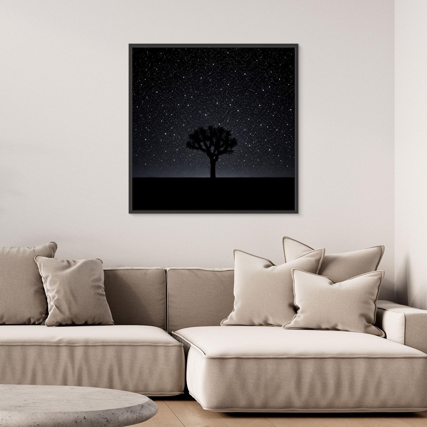 Quadratisches Leinwandbild: Sternenhimmel über Wüste mit Baum-Silhouette, schwarzer Rahmen