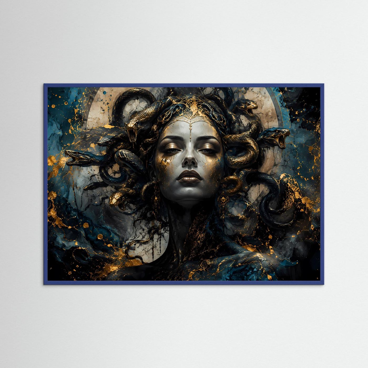 Mystische Medusa in Gold & Tiefblau | Modernes Mythologie Wandbild & Kunst-Poster