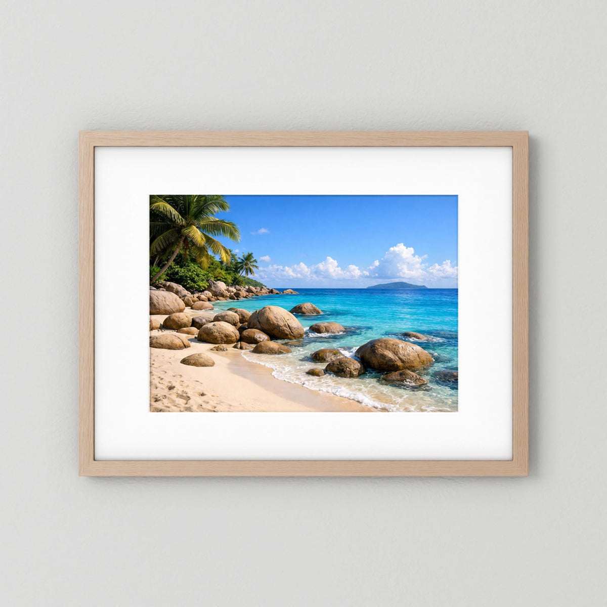 Poster mit Strandmotiv, Granitfelsen und Palmen im Querformat, Holzrahmen natur