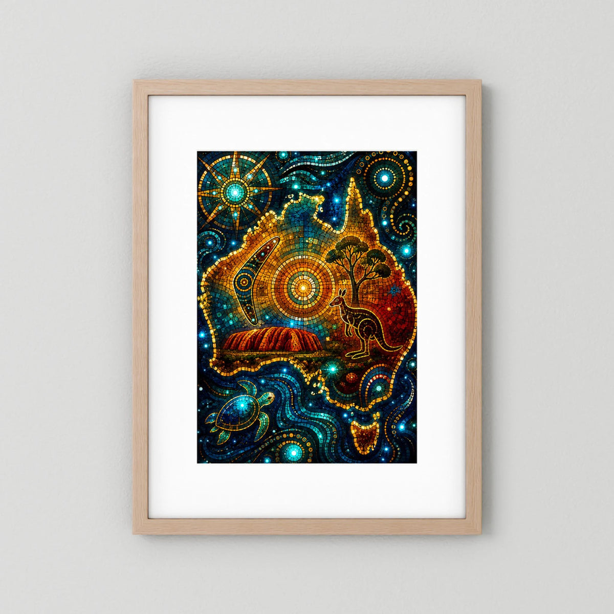 Hochformat-Poster mit Mosaikmotiv: Känguru, Uluru und Meeresschildkröte, heller Holzrahmen.