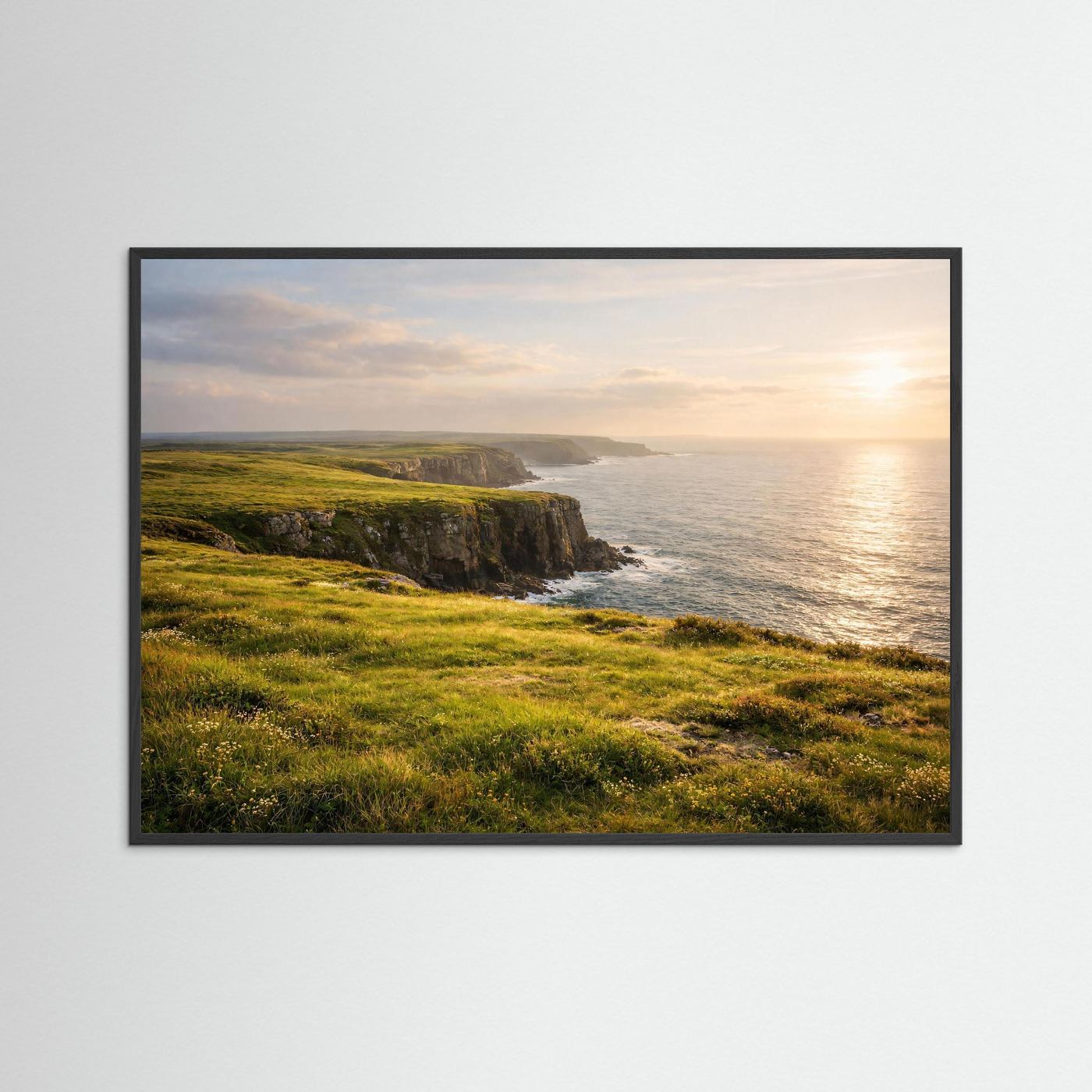 Grüne Klippen im goldenen Abendlicht | Panorama Küste & Meer Poster Querformat