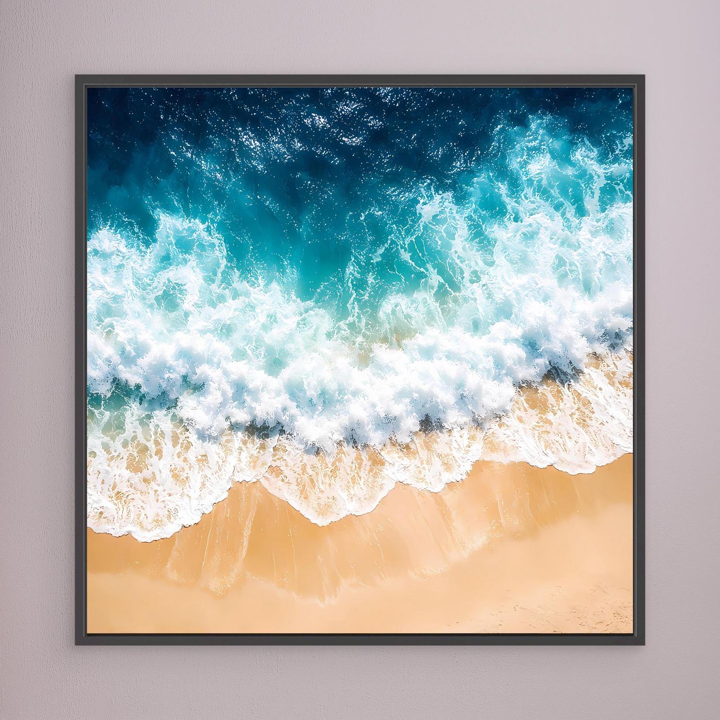 Leinwandbild Meer: türkisblaue Wellen, weißer Schaum und beiger Sandstrand, mit schwarzem Rahmen