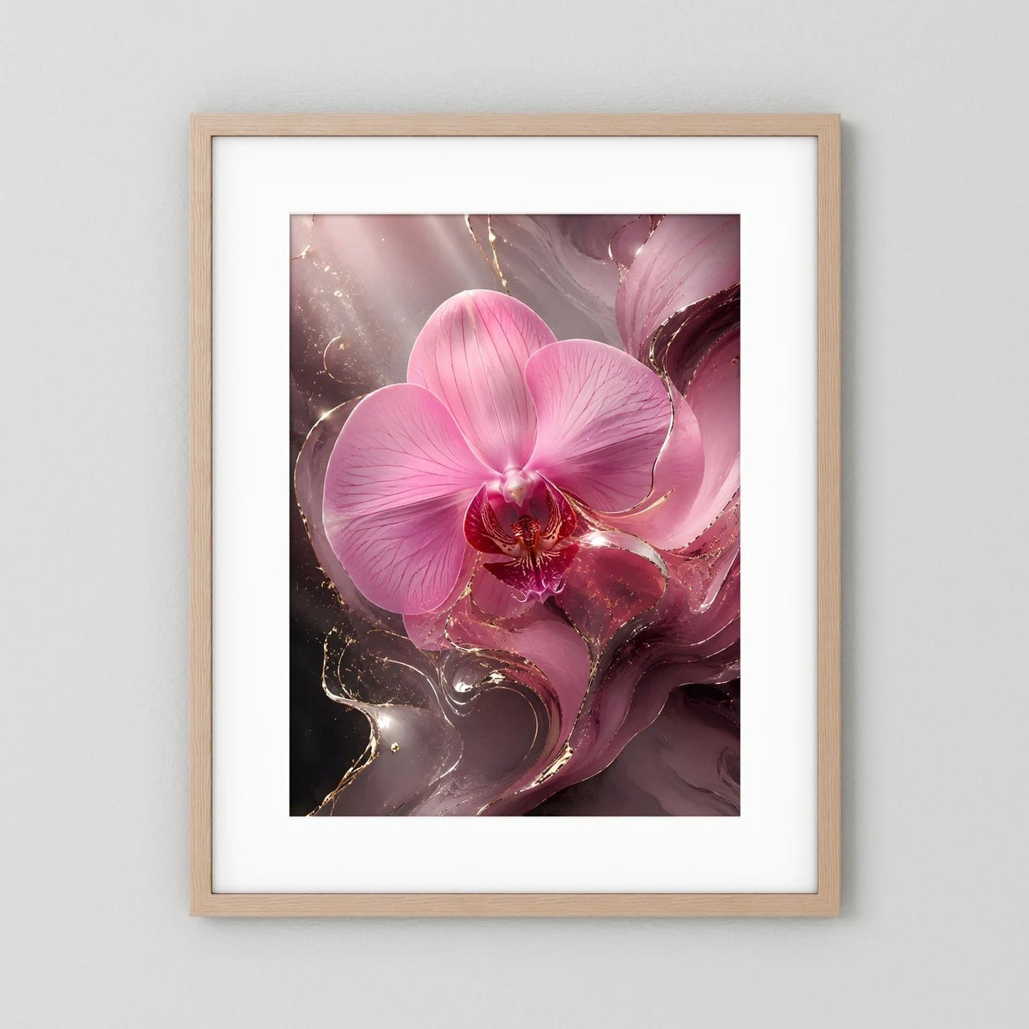 Orchideenposter mit rosa Orchideenblüte und goldenen Akzenten im hellen Holzrahmen, mit weißem Rand
