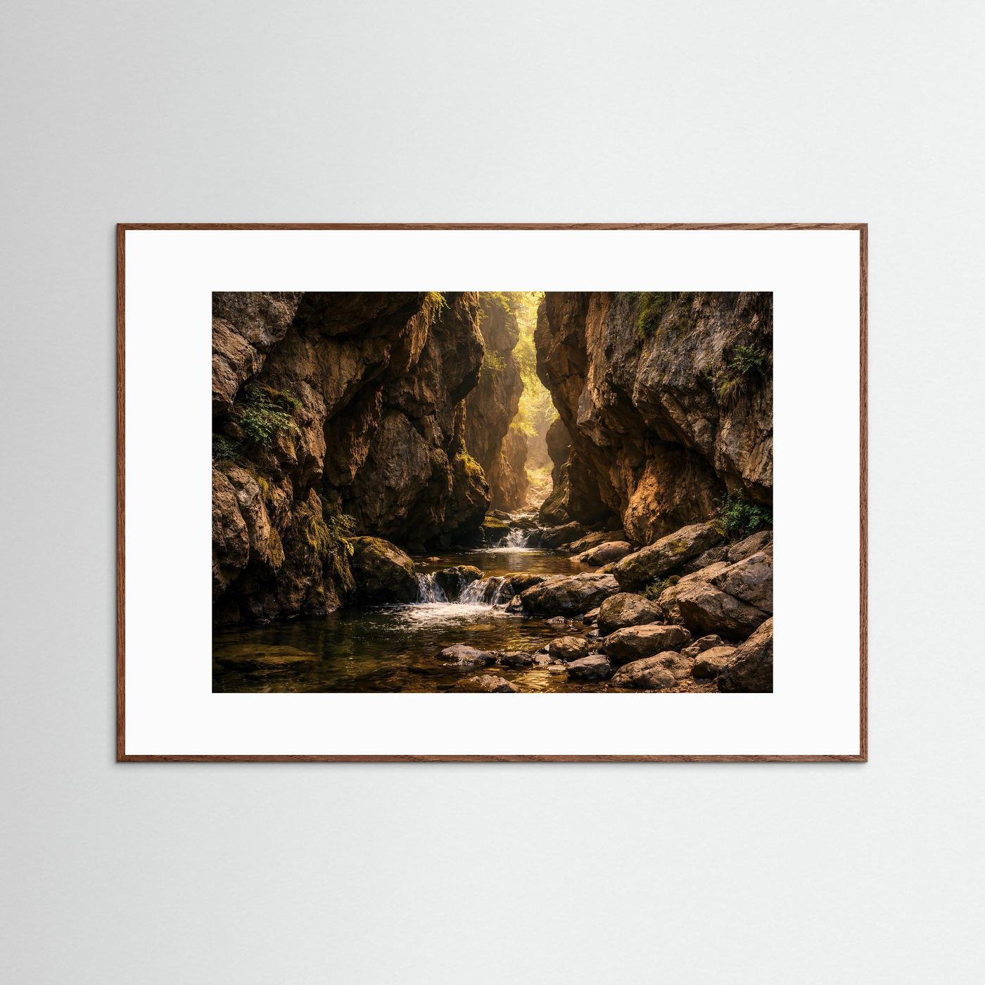 Gerahmtes Schlucht-Poster mit Fluss, Felsen und Wasserfällen, brauner Holzrahmen