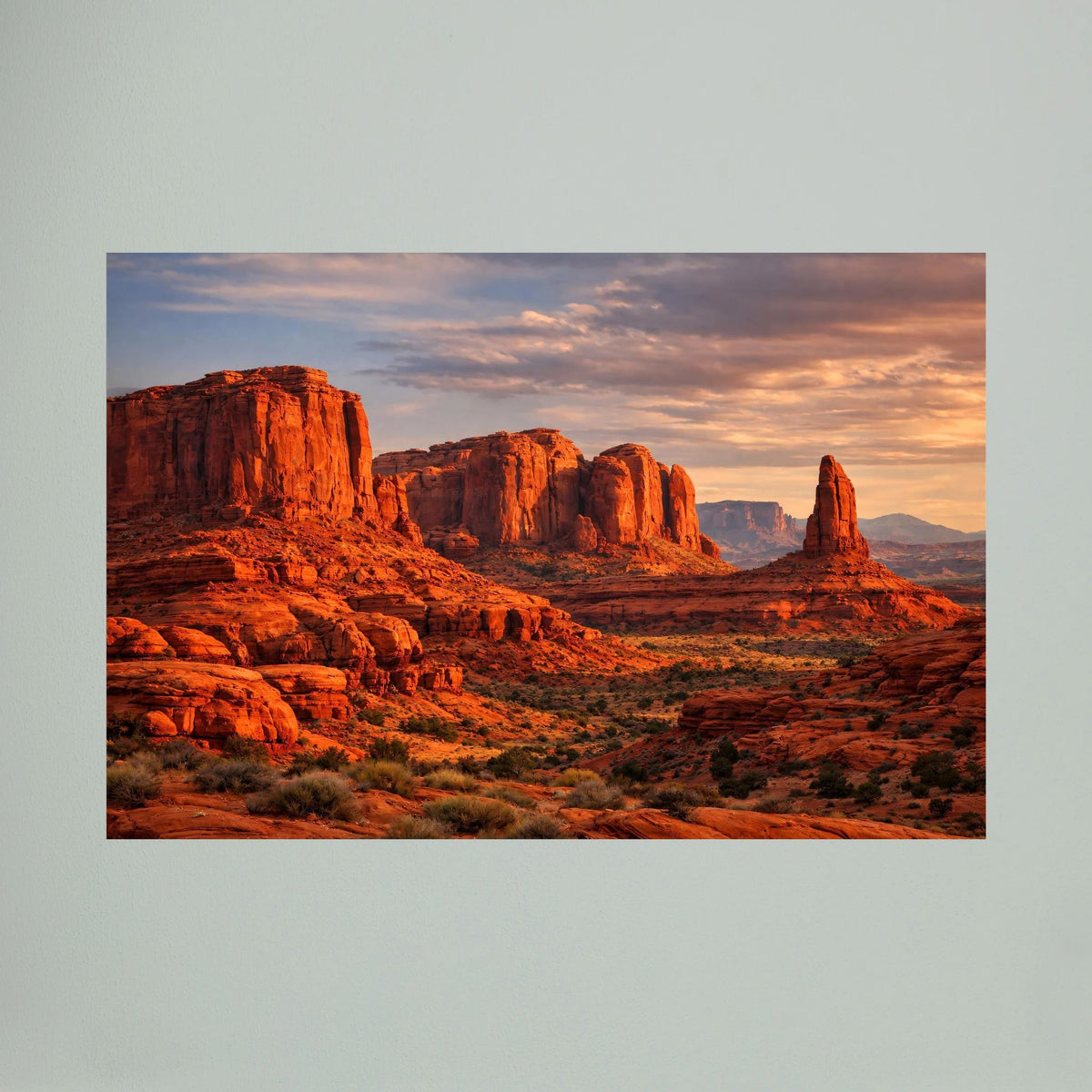 Wandbild im Querformat mit roter Felslandschaft und Abendhimmel