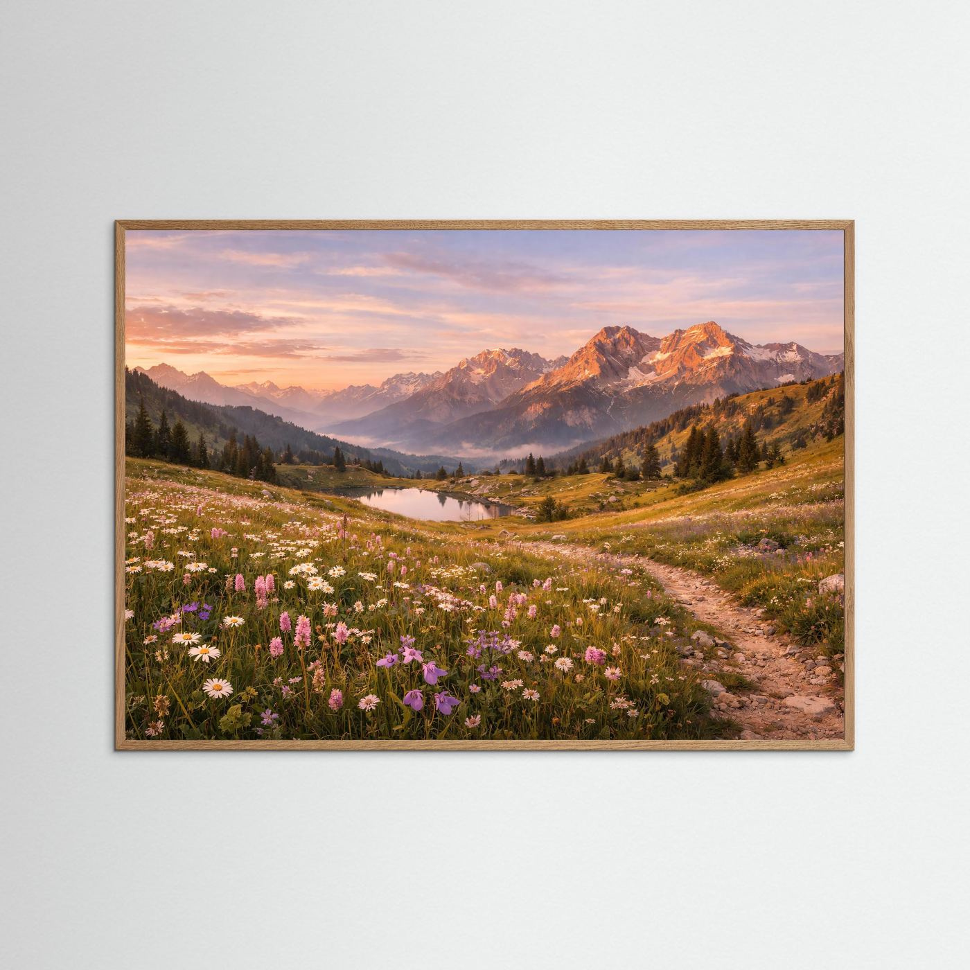 Panorama-Poster im dunkleren Holzrahmen: Almwiese mit Blumen, Fluss und Berge