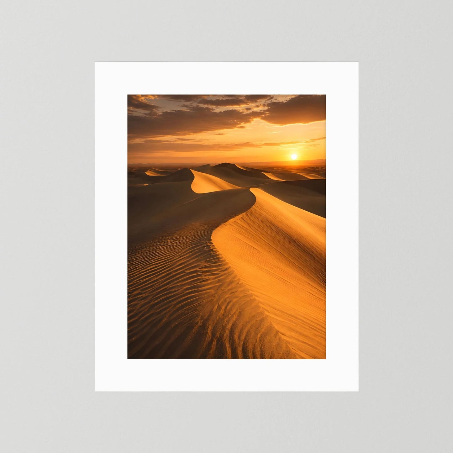 Poster mit Sanddünen und Orange-Sonnenuntergang, weißer Rand ohne Holzrahmen im Hochformat
