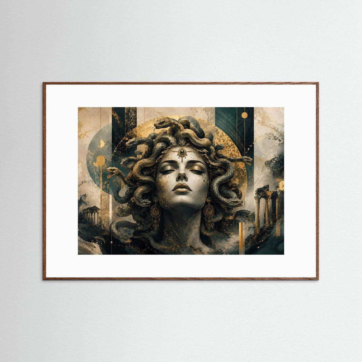 Gerahmtes Querformat-Poster mit Medusa, goldenen Schlangen, schwarz-grauem Porträt, braunem Holzrahmen