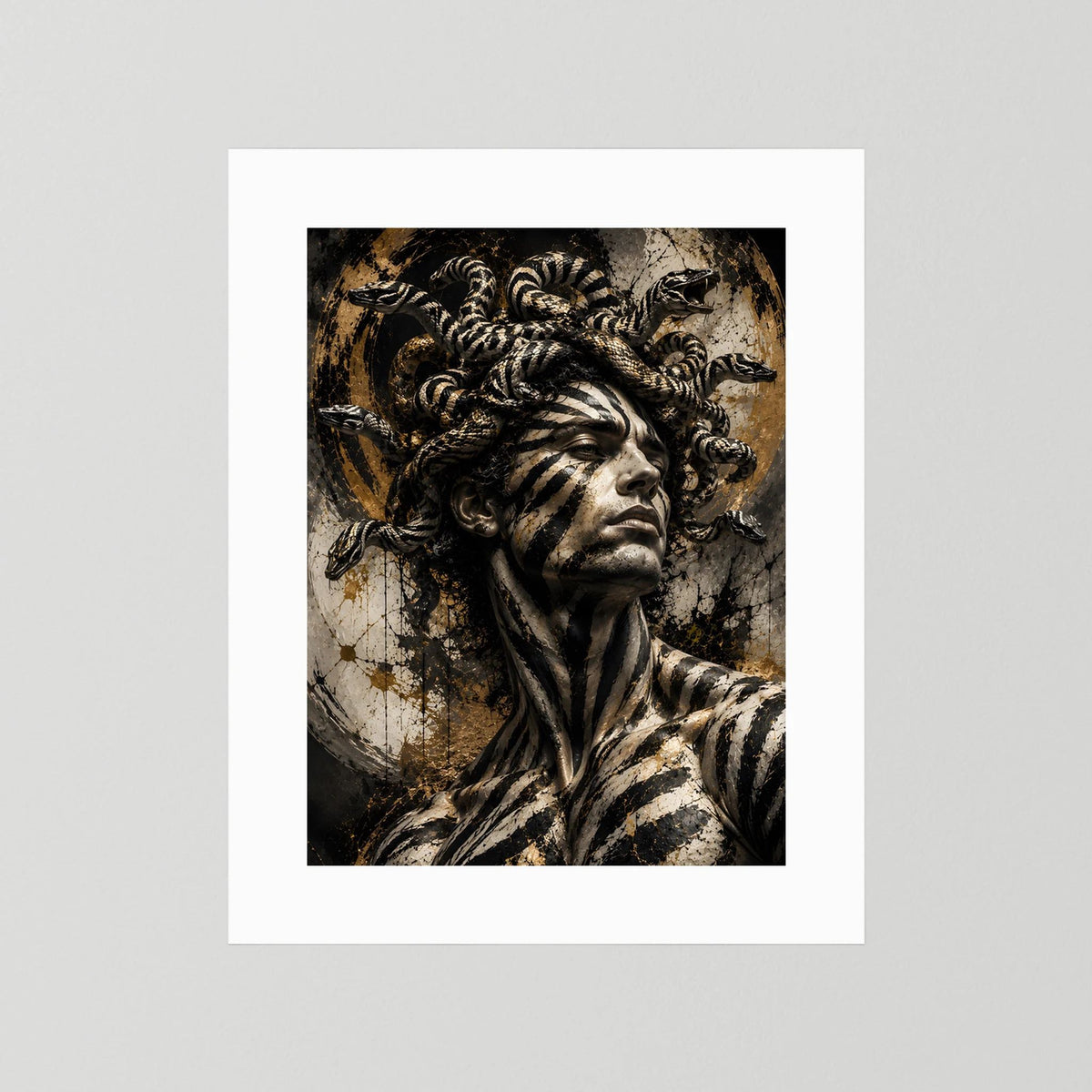Poster mit weißem Rand und Medusa-Porträt in Schwarz-Gold, Schlangenornamente im Hochformat